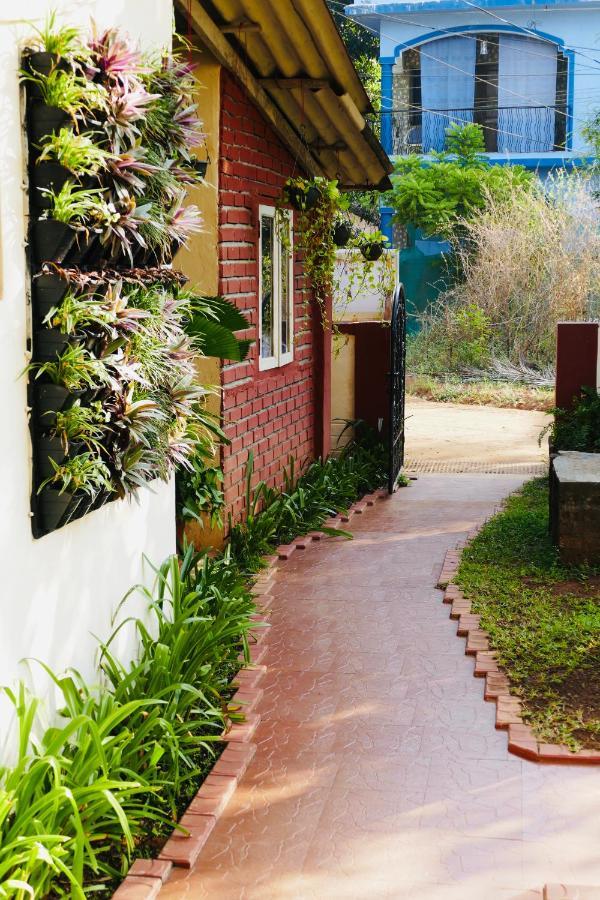 Shanu'S Seaside Inn - A Family-Run Guesthouse Just 100 Metres From Candolim Beach Exteriör bild